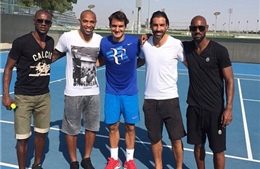 Roger Federer tập luyện cùng các ngôi sao bóng đá